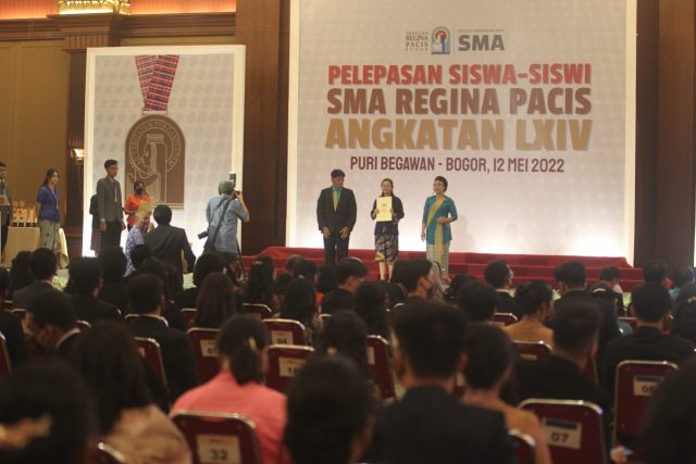 Wisuda Secara Tatap Muka, SMA Regina Pacis Bogor Luluskan 338 Siswanya. Sofyansyah/Radar Bogor
