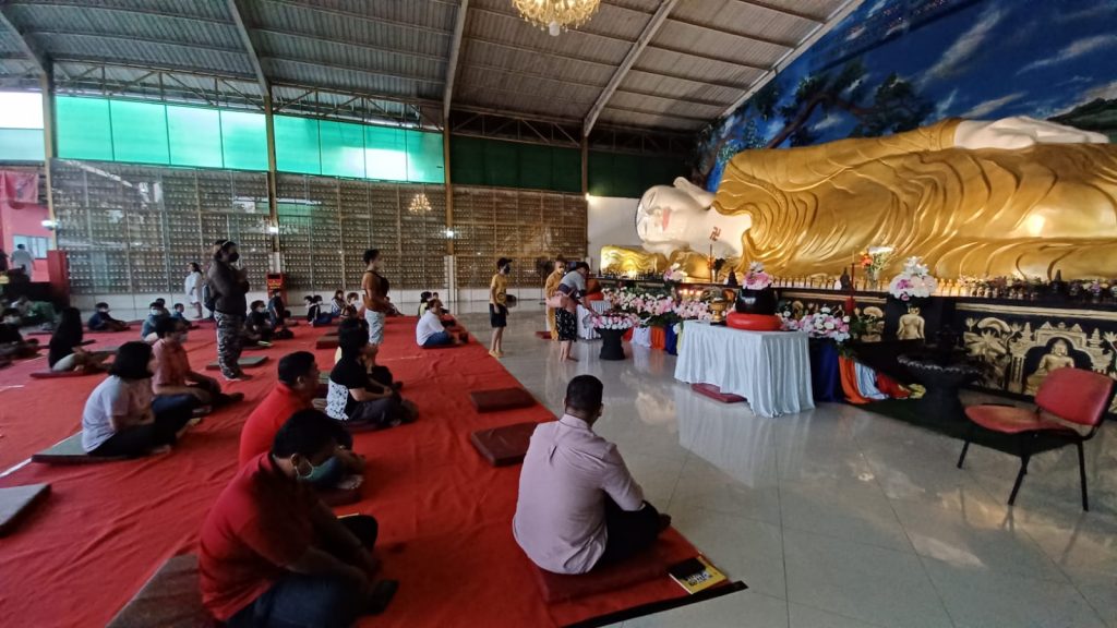 Mengintip Patung Budha Tidur di Vihara Buddha Dharma dan 8 Pho Sat