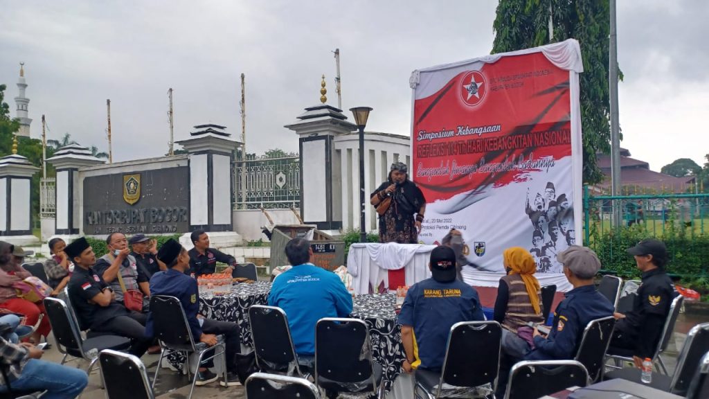 Pemuda Demokrat Indonesia saat refleksi Hari Kebangkitan Nasional di Jalan Tegar Beriman, Cibinong, Kabupaten Bogor, Jawa Barat. Jumat (20/5/2022).