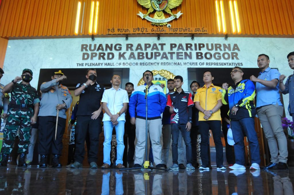 Anggota Komunitas Motor XTC deklarasikan diri menjadi bagian dari Ikatan Motor Indonesia (IMI) di lobi Gedung DPRD Kabupaten Bogor. Jawa Barat. Jumat (27/5/2022). Foto : Hendi
