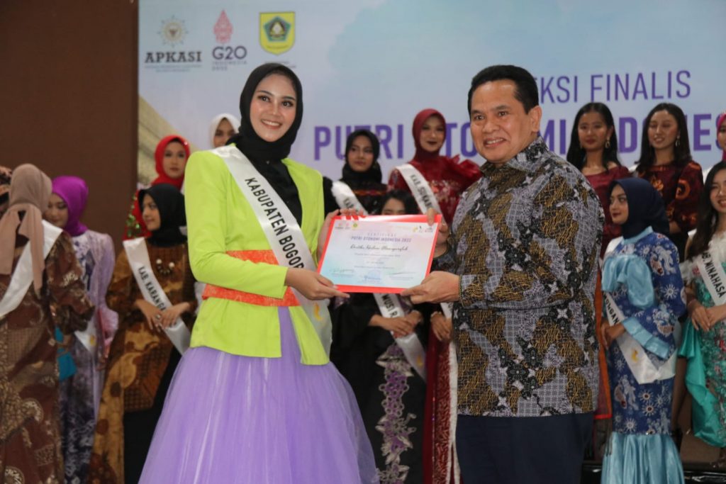 Putri Otonomi Daerah Kabupaten Bogor menerima sertifikat sekaligus mewakili Kabupaten Bogor mengikuti tahap selanjutnya.