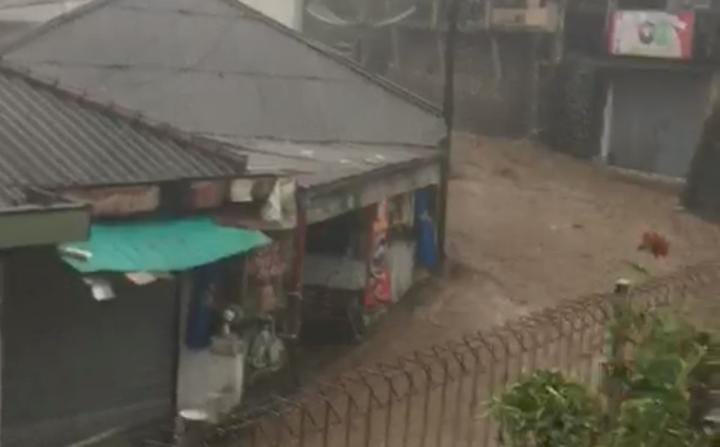 Hujan Deras, Puncak Diterjang Banjir Bandang, Dua Motor Hanyut