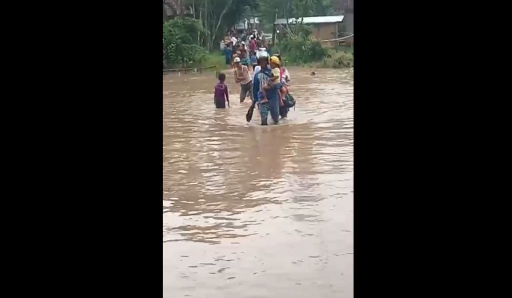 Jalan Lintas Kampung Terendam Banjir