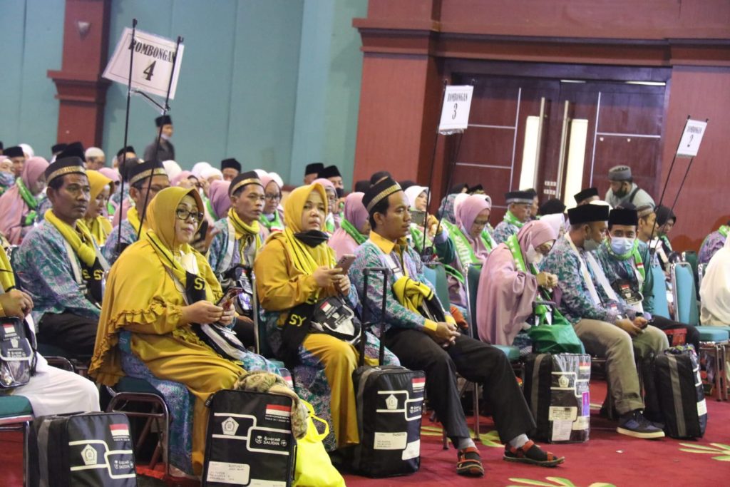 Jemaah haji asal Kabupaten Bogor bersiap diberangkatkan dari Gedung Tegar Beriman, Cibinong, Kabupaten Bogor, Jawa Barat pada Sabtu (4/6/2022).