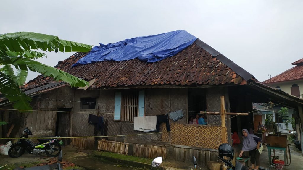 Puting Beliung Sapu Puncak, 12 Keluarga Mengungsi, 67 Rumah Rusak