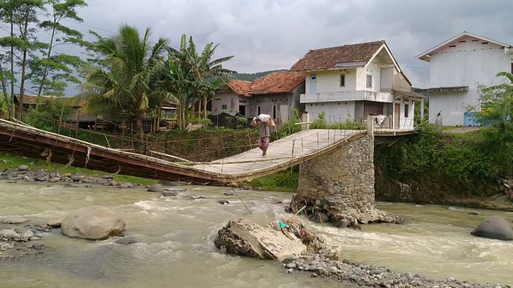 Jembatan di Desa Sukamaju, Kecamatan Cigudeg yang nyaris ambruk.