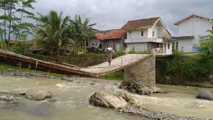 Jembatan di Desa Sukamaju, Kecamatan Cigudeg yang nyaris ambruk.