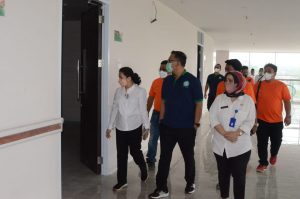 Plt Bupati Bogor, Iwan Setiawan saat mengunjungi RSUD Parung.