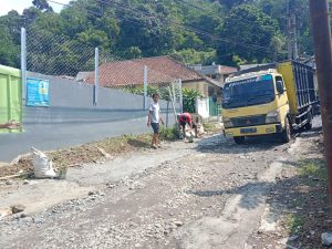 Licin dan Berbahaya, Warga Desa Puraseda Perbaiki Jalan Rusak Secara Swadaya