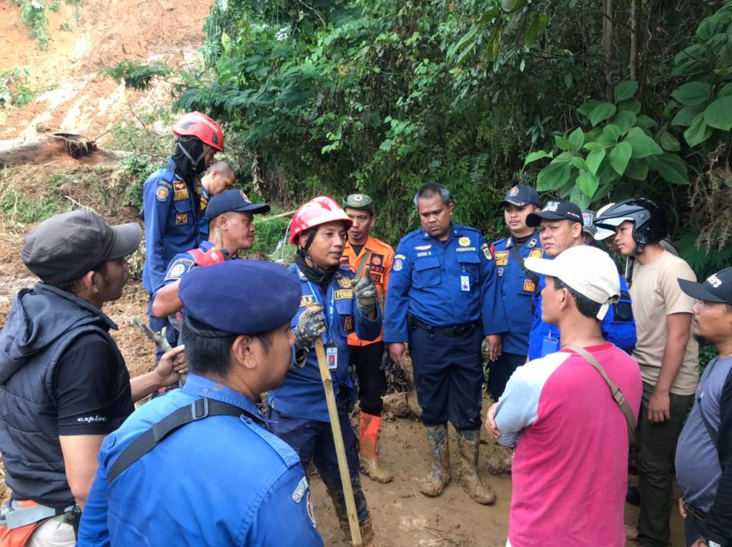 Dua Korban Banjir dan Longsor Belum Ditemukan, Regu 3 Rescue Damkar Terus Lakukan Pencarian