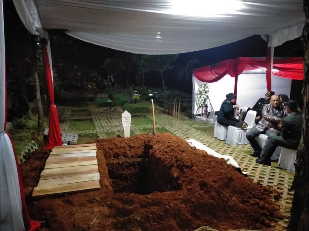 Suasana pemakaman mantan Kapolresta Bogor Kota di TPU Kayumanis, Kamis malam (23/6/2022). Dede/Radar Bogor