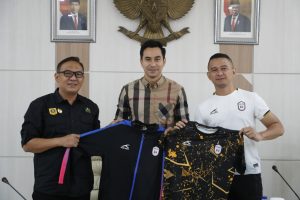 PLT Bupati, Iwan Setiawan foto bersama pengurus sepak bola Rans Nusnatara FC di Kantor Bupati, Cibinong, Kabupaten Bogor.