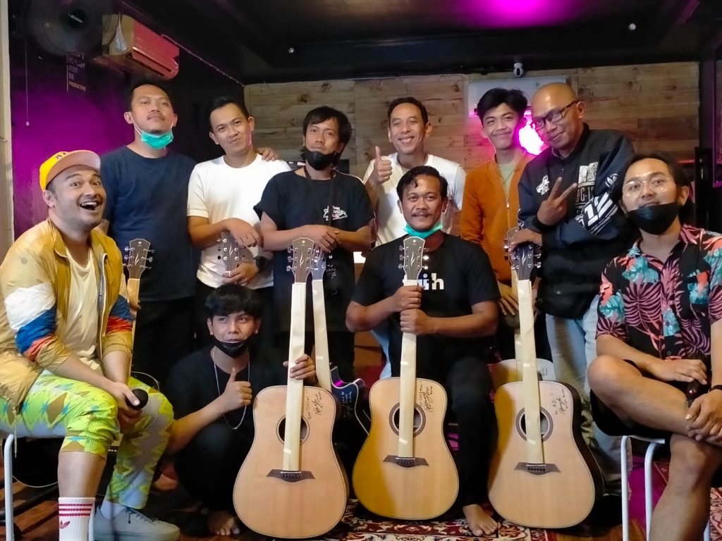 Kenalkan Lagu Aku Peluk Kamu, Pongki Barata Bagikan Gitar ke Musisi Jalanan di Bogor