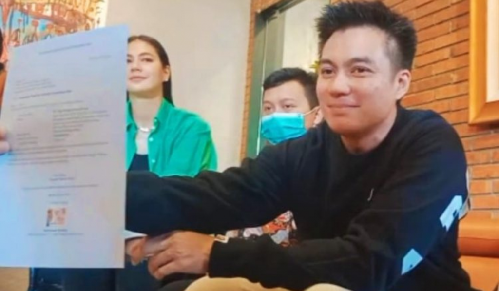 Baim Wong menunjukkan berkas berisi tanda tangannya ihwal pelepasan merek Citayam Fashion Week yang sempat ia daftarkan ke DJKI Kemenkumham (Abdul Rahman/jpg)