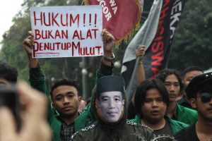 Mahasiswa dari Badan Eksekutif Mahasiswa (BEM) se Bogor melakukan aksi demo tolak RKUHP di depan istana Bogor jl jendral Sudirman , Rabu (6/07/2022), foto :sofyansyah/Radar Bogor