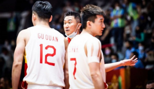Tim Nasional bola basket Tiongkok Du Feng (tengah) memberi arahan saat timnya menghadapi Korea Selatan dalam pertandingan penyisihan Grup B Piala FIBA Asia 2022 di Istora Gelora Bung Karno, Senayan, Jakarta, Selasa (12/7/2022). (ANTARA/FIBA Asia)