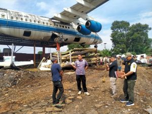 Satpol PP Kabupaten Bogor, segel tempat penyimpanan bangkai pesawat di Kemang, Parung. Kamis (28/7/2022). Foto : Hendi/Radar Bogor