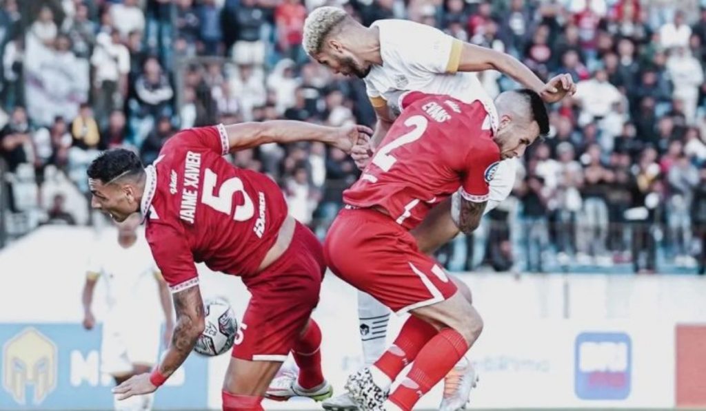 Pemain Dewa United Karim Rossi berduel dengan dua pemain Persis Solo