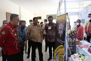 PLT Bupati, Iwan Setiawan tinjau pameran UMKM. Pemkab Bogor segera wajibkan ASN gunakan produk UMKM