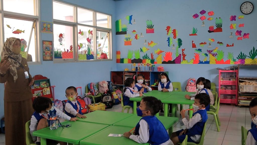Dinas Pemberdayaan Perempuan dan Perlindungan Anak saat kunjungi Sekolah Taman Kanak-kanak. Pemkab Bogor coba wujudkan Kabupaten layak anak dimulai dari usia dini.
