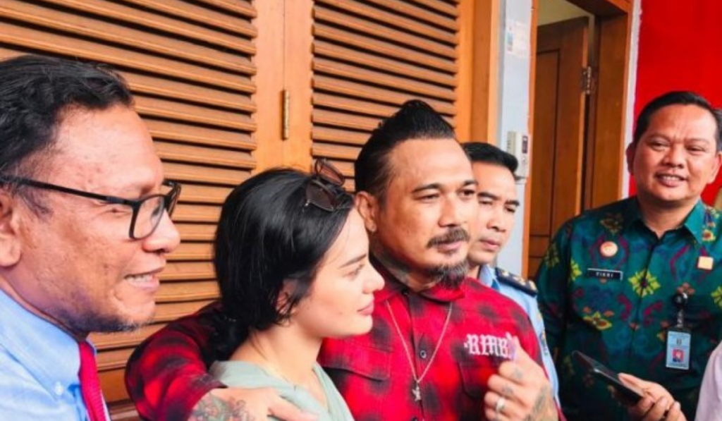 Drummer grup band Superman is Dead I Gede Ari Astina alias Jerinx SID (tengah), didampingi istri dan pengacara saat bebas dari Lapas Kerobokan, Badung, Bali, Selasa (2/8). (Rolandus Nampu/Antara)