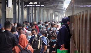 ILUSTRASI. Calon penumpang kereta api di Stasiun Pasar Senen, Jakarta