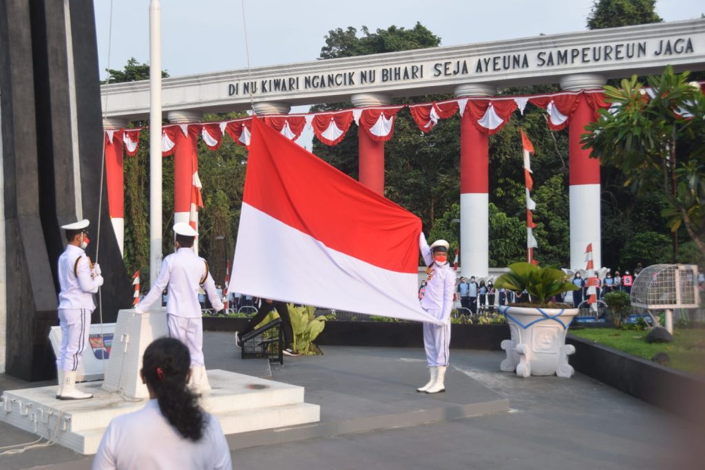 Ratusan Pelajar Sma Kesatuan Kibarkan Bendera Di Tugu Kujang Radar