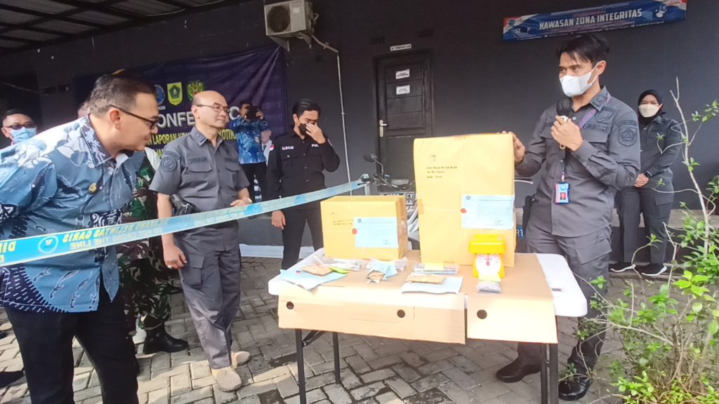 Plt. Bupati Bogor Iwan Setiawan didampingi Kepala BNN Kabupaten Bogor, AKBP Syabli melihat barang bukti laporan kasus narkotika (LKN) di kantor BNN Kabupaten Bogor, Jum'at (5/8/2022). Nelvi/Radar Bogor.