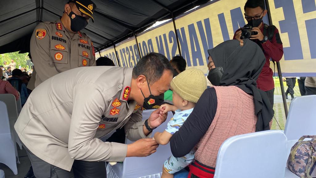 Kepala Kepolisian Daerah (Kapolda) Jawa Barat (Jabar), Inspektur Jenderal (Irjen) Suntana melakukan peninjauan pelaksanaan vaksinasi di Alun-alun Kota Bogor, Selasa (2/8).