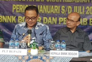 Plt. Bupati Bogor Iwan Setiawan didampingi Kepala BNN Kabupaten Bogor, AKBP Syabli. Nelvi/Radar Bogor