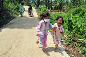 Dua orang anak bermain di Kawasan Desa Tarikolot, Citeurup, Kabupaten Bogor. Kasus yang melibatkan anak di Pemkab Bogor tercatat 50 dari data yang di miliki KPAD. Foto : Dok/Hendi/Radar Bogor