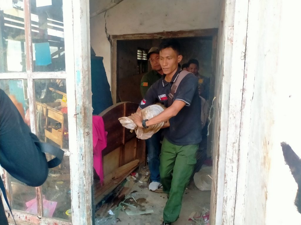 Balai Konservasi Sumber Daya Alam (BKSDA) Jawa Barat Bidang Wilayah 1 berhasil mengevakuasi seekor Buaya muara di Kampung Bantarjaya RT 01/12 Desa Bantarjaya, Rancabungur, Kamis (11/8/2022). Foto : Hendi
