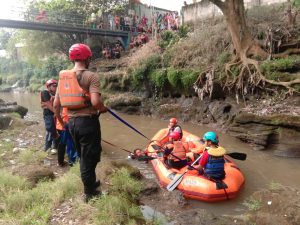 sejumlah personel Badan Penanggulangan Bencana Daerah (BPBD) Kota Bogor terjun melakukan pencarian bocah tenggelam.