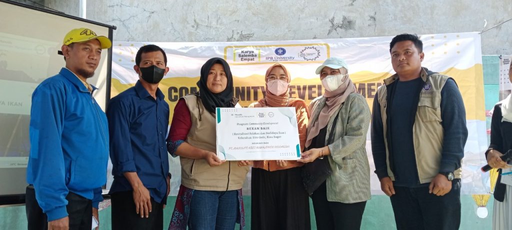 Mahasiswa IPB Penerima Beasiswa KSE Manfaatkan Selokan di Situ Gede untuk Budidaya Ikan