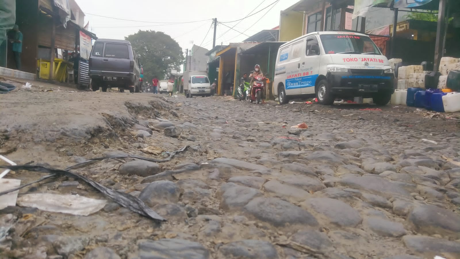 Tak Kunjung Diperbaiki Jalan Menuju Pasar Leuwiliang Rusak Parah