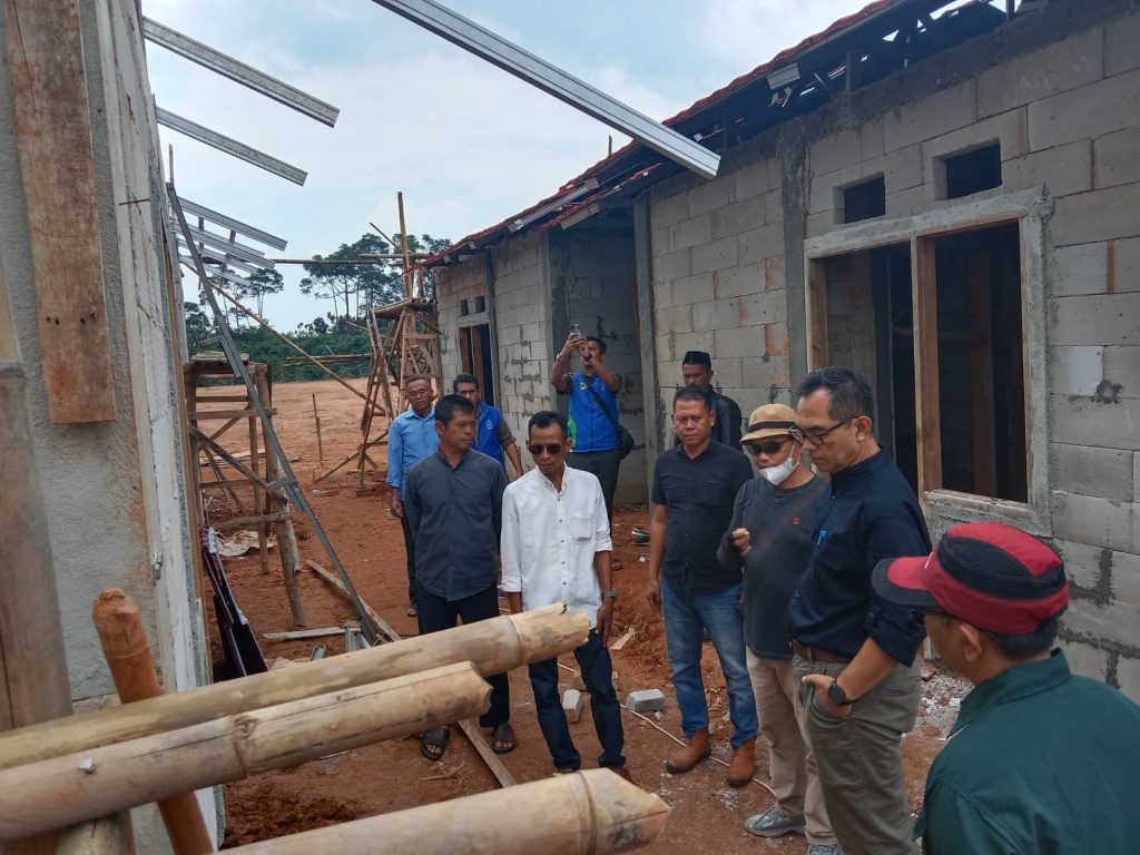 Kepala Dinas DPKPP Kabupaten Bogor, Ajat Rochmat Jatnika ketika meninjau lahan yang bakal dibangunkan huntap, Kamis (15/9/2022).