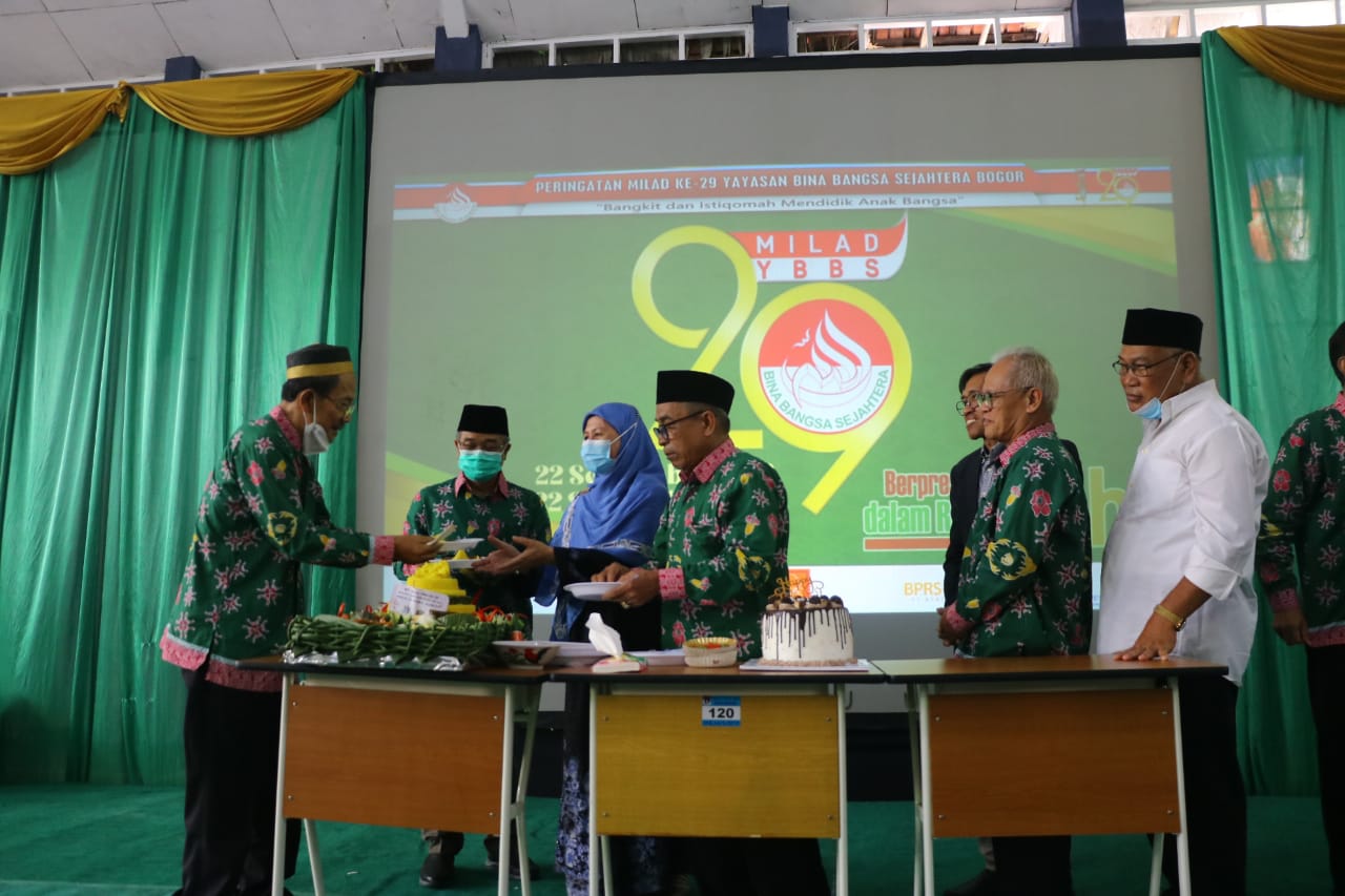 Jaga Kekompakan, Yayasan Bina Bangsa Sejahtera Mainkan Angklung Di HUT ...