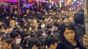 Puluhan ribu orang memadati distrik Itaewon saat tragedi pesta Halloween. (LINDA @DABAKLUSA via REUTERS/LINDA @DABAKLUSA