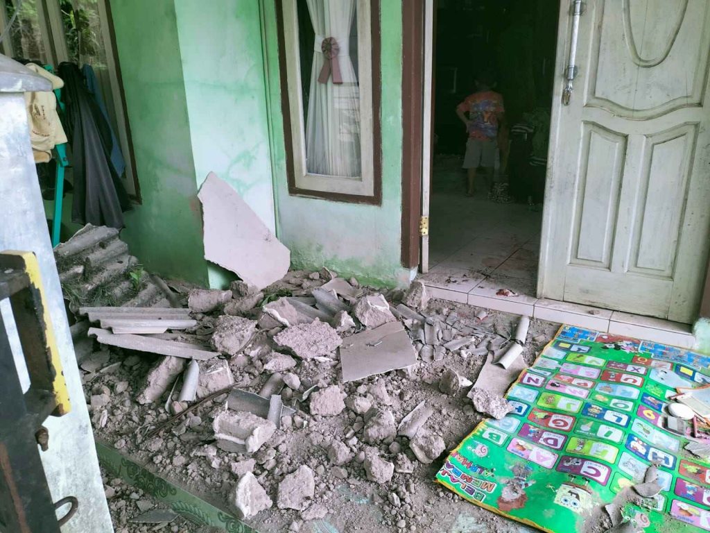 Gempa Cianjur, rumah warga sukamakmur ambruk