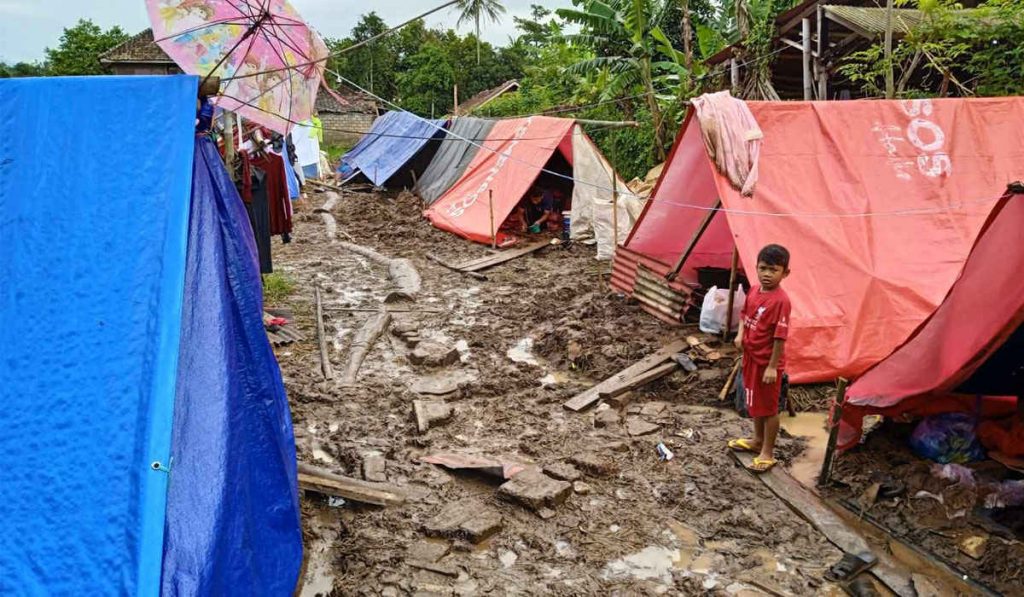 Salah satu lokasi pengungsian korban gempa cianjur. BMKG minta warga kembali ke rumah mengingat gempa susulan di Cianjur melemah.