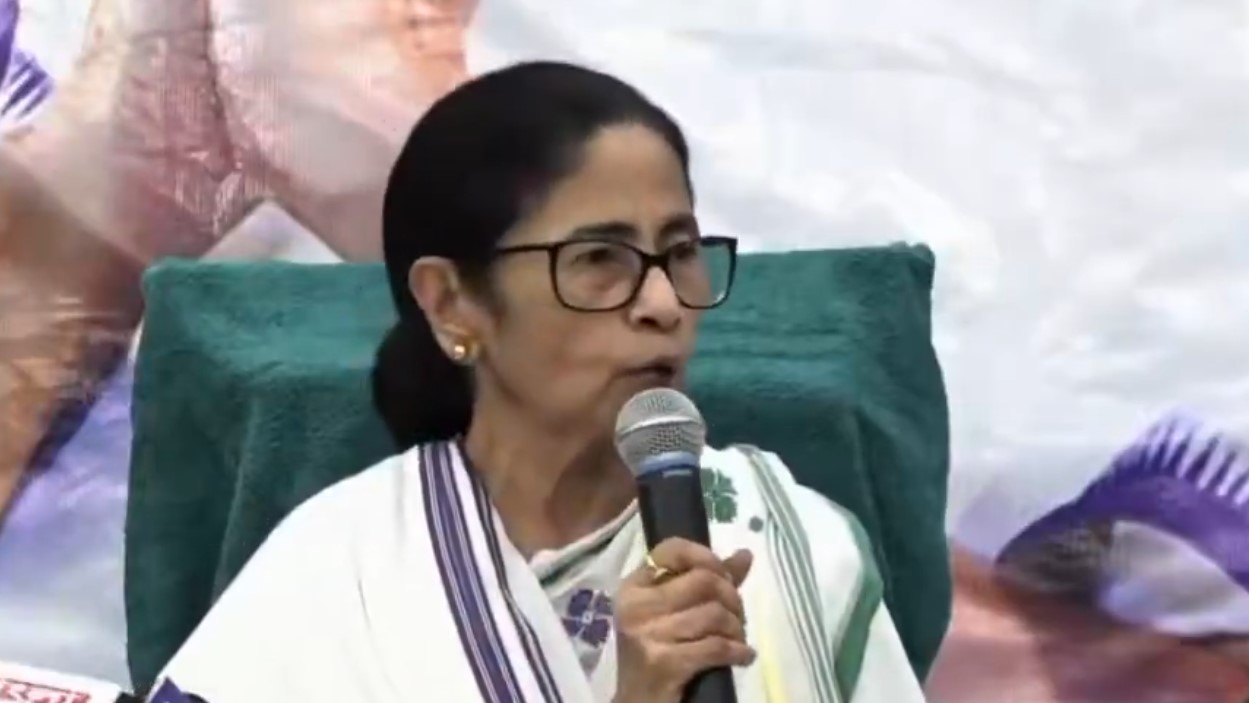 नंदीग्राम उपचुनाव में ममता बनर्जी ने अपने उम्मीदवार के नाम वापस लेने के बाद कांग्रेस का किया समर्थन