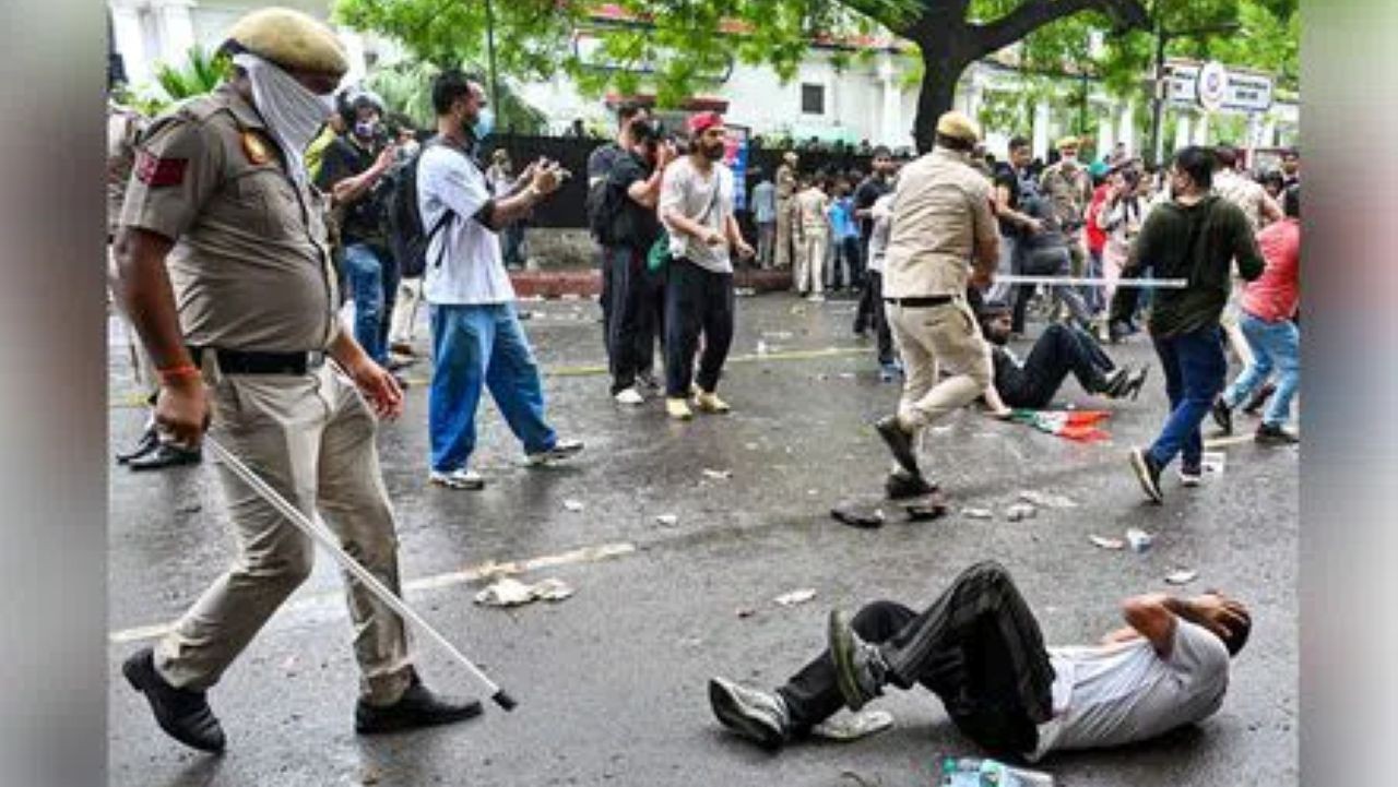 पेलेट गन-शॉक गन से घायल छात्र अस्पताल में, दिल्ली पुलिस के खंडन में कितना दम