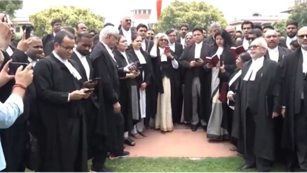 जंतर मंतर पुलिस एक्शनः सुप्रीम कोर्ट के वकील संविधान की प्रस्तावना पढ़ने को क्यों मजबूर