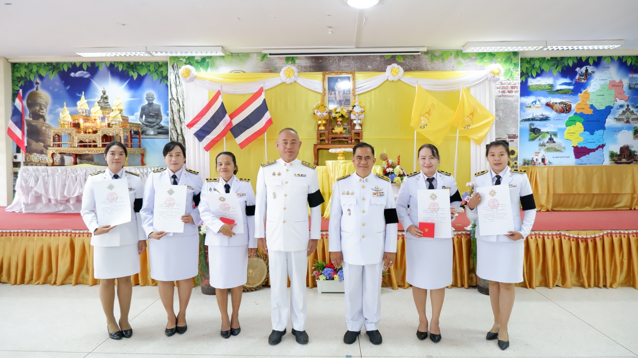 LINE_ALBUM_พิธีพระราชทานเครื่องราชอิสริยาภรณ์_251117_4.jpg