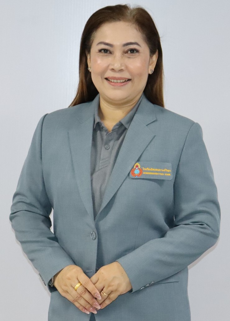 นางลภัสรดา เหลาเกลี้ยงดี