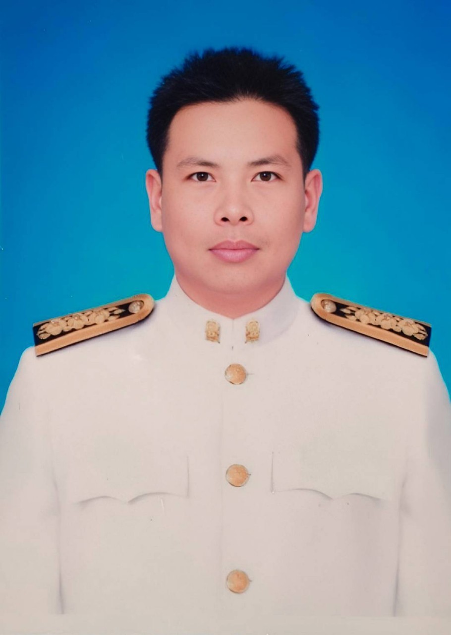 นายภูวเรศ สิทธิโค่ง