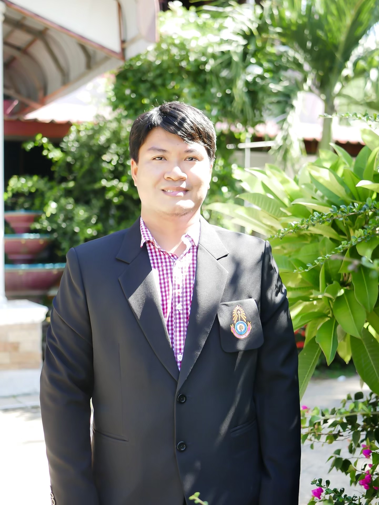 นายอนุชา ยอดงาม
