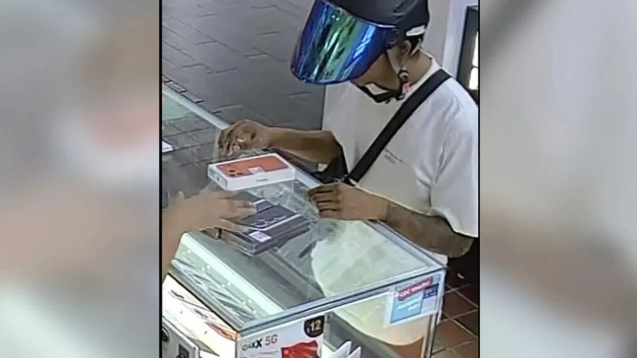 Man in his 20s steals iPhone 17 Pro Max from Hougang shop in broad daylight
