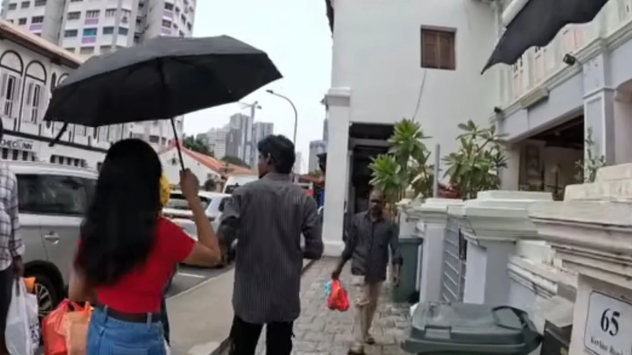 'Sketchy.' British tourists see strange transaction in Singapore, wonder what's up