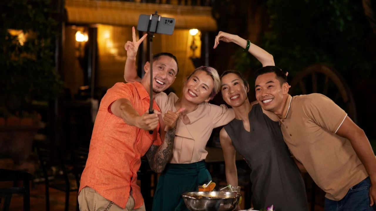 Friends who always ask to bring their partners: Is this common in Singapore? Netizens share their thoughts